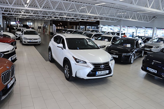 Lexus NX300h 3 of 5