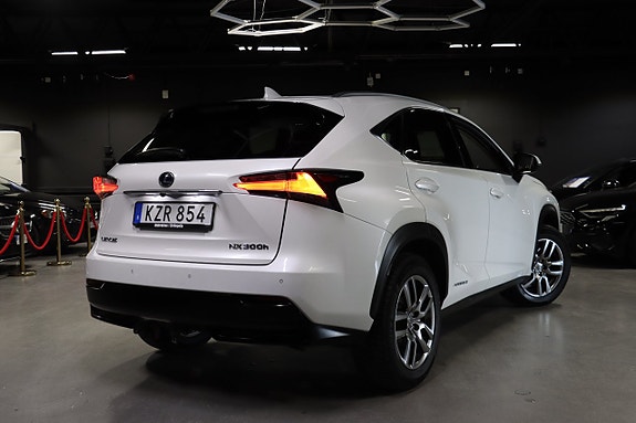 Lexus NX300h 5 of 5
