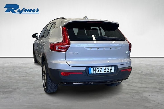 Volvo XC40 2 of 20