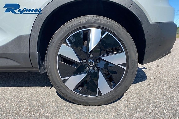 Volvo EX40 15 of 19