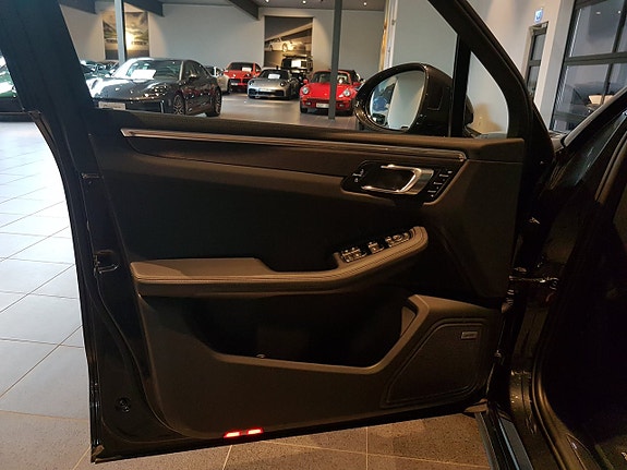 Porsche Macan GTS 7 of 12