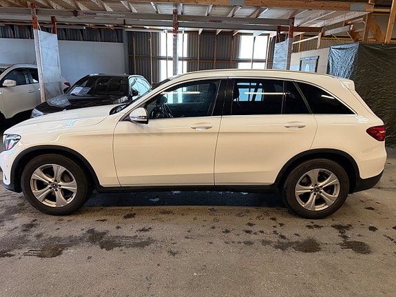 Mercedes-Benz GLC220 d 2 of 5