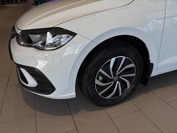 Volkswagen Polo 2 of 8