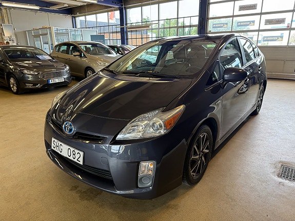 Toyota Prius 2 of 5