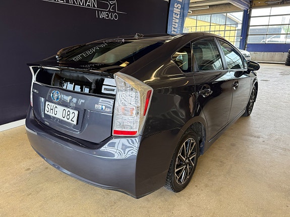 Toyota Prius 4 of 5