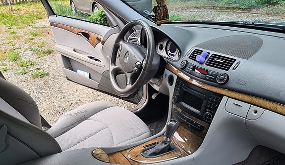 Mercedes-Benz E200 9 of 12