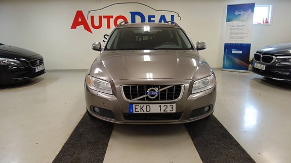 Volvo V70 2 of 10
