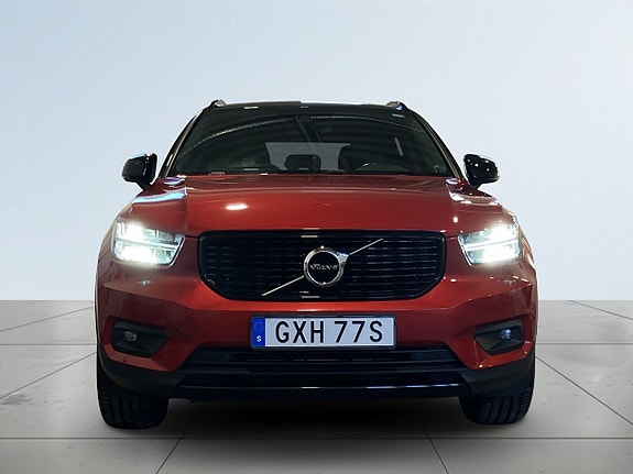 Volvo XC40 2 of 5