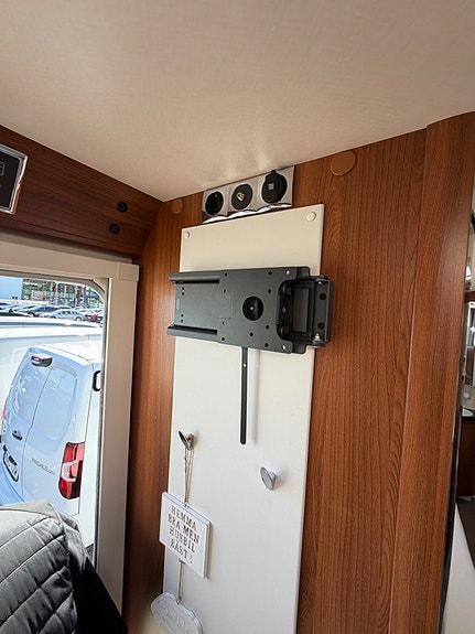 Hobby Optima de Luxe T70 E Automat Solcell - Truma Combi 6E 13 of 21
