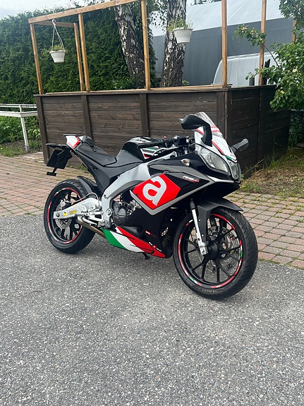 Aprilia RS4 125 2 of 5