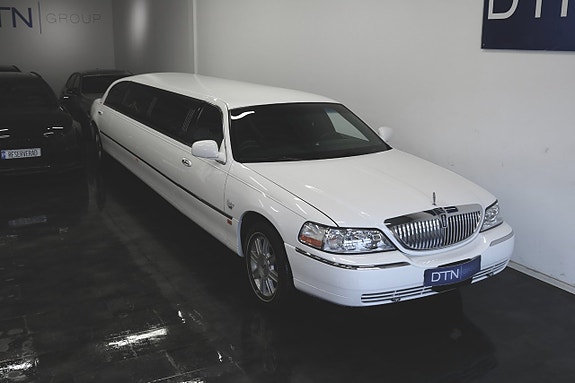 Lincoln Town Car 5 of 5