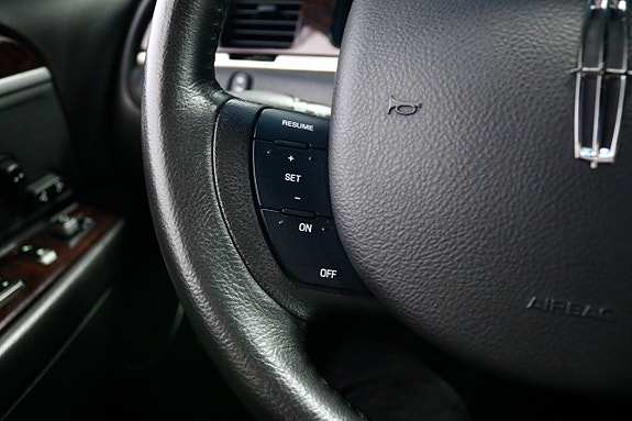 Lincoln Town Car 11 of 21