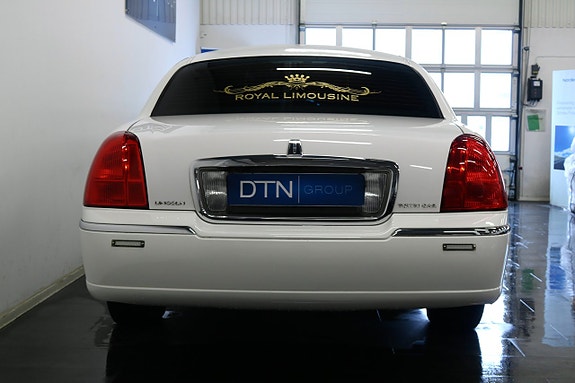 Lincoln Town Car 4 of 5