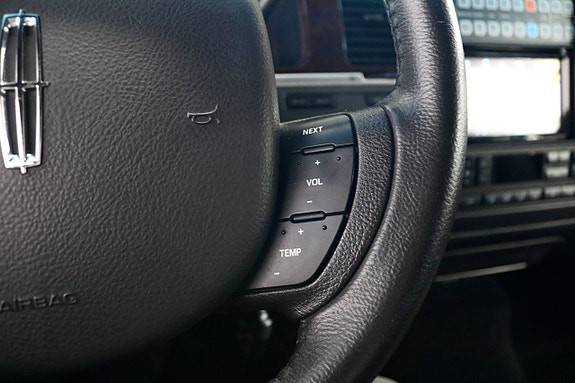 Lincoln Town Car 10 of 21
