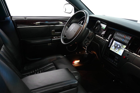 Lincoln Town Car 7 of 21