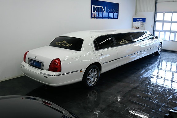 Lincoln Town Car 2 of 5