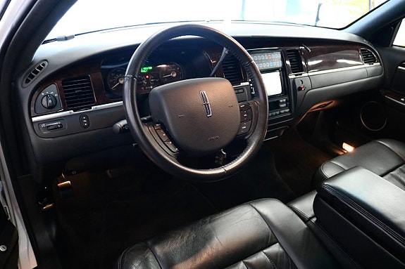 Lincoln Town Car 9 of 21