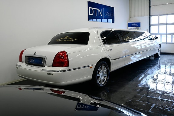 Lincoln Town Car 3 of 5