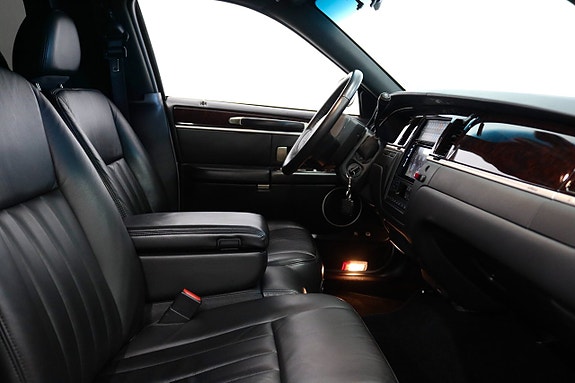 Lincoln Town Car 8 of 21