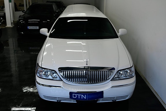 Lincoln Town Car 6 of 21