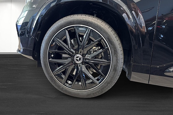 Mercedes-Benz GLB350 5 of 18