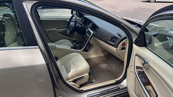 Volvo V60 4 of 11