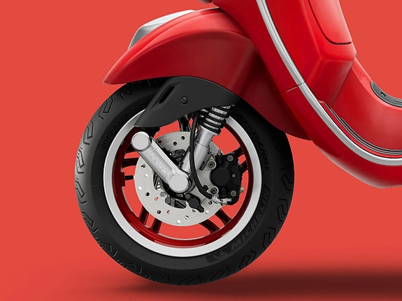 Vespa Primavera RED 50 Beställningsvara 4 of 5