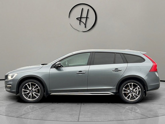 Volvo V60 Cross Country 8 of 30