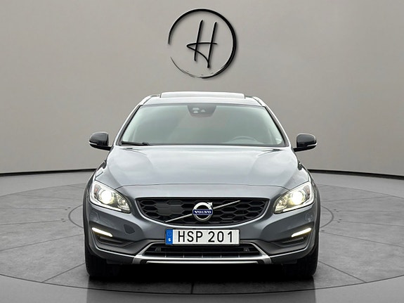 Volvo V60 Cross Country 3 of 5