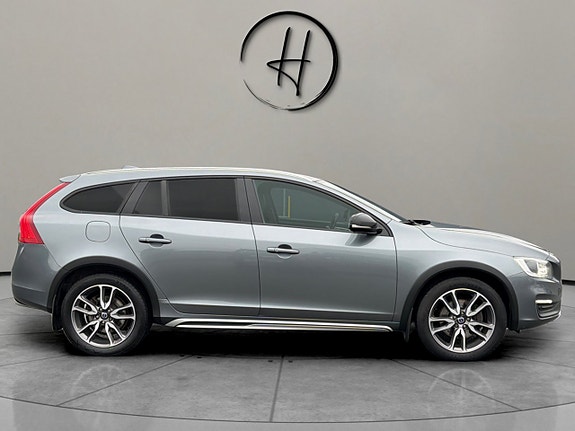 Volvo V60 Cross Country 7 of 30