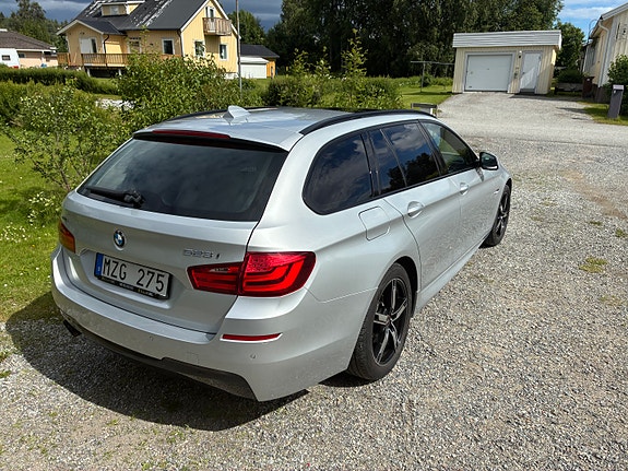 BMW 528i 3 of 5