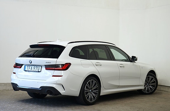 BMW 330e 4 of 5
