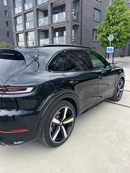 Porsche Cayenne 4 of 5