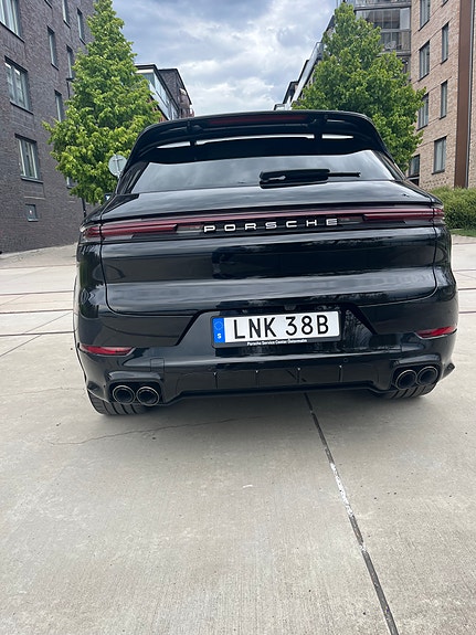 Porsche Cayenne 2 of 5