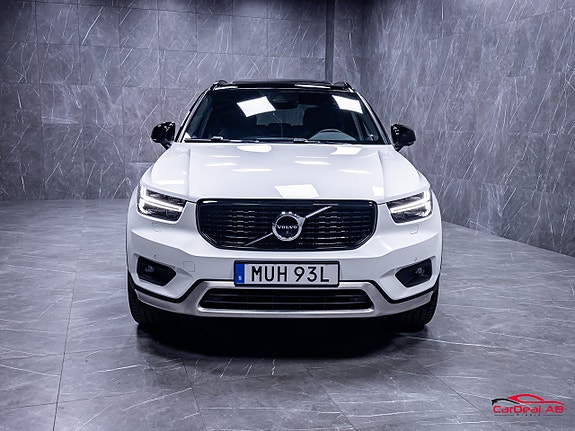 Volvo XC40 2 of 5
