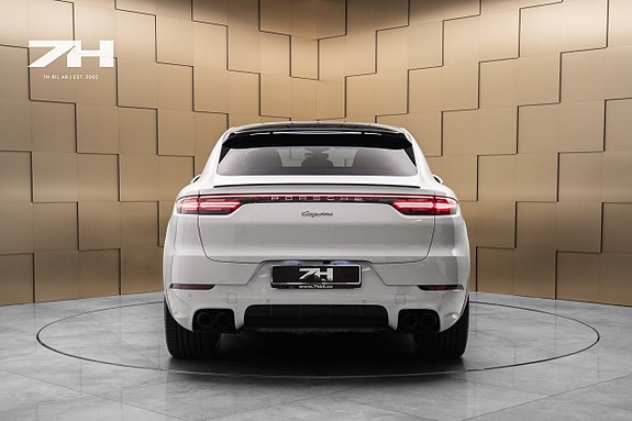 Porsche Cayenne 4 of 5