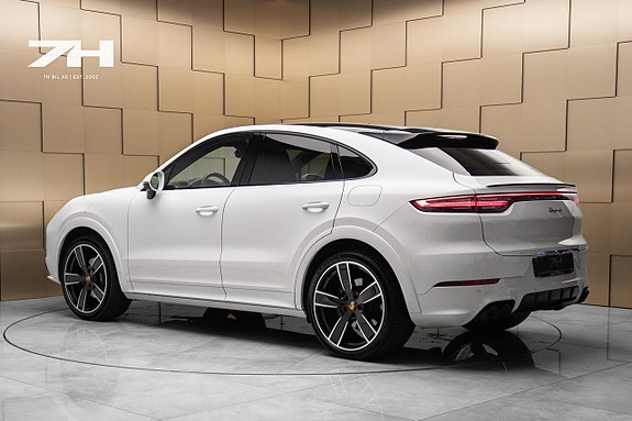 Porsche Cayenne 3 of 5