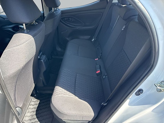 Toyota Yaris 8 of 13