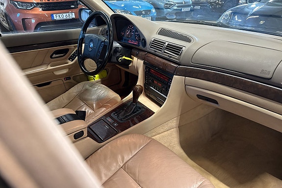 BMW 740iL 18 of 21