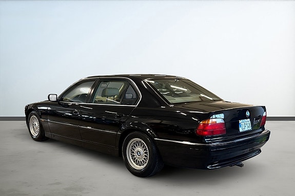 BMW 740iL 3 of 5
