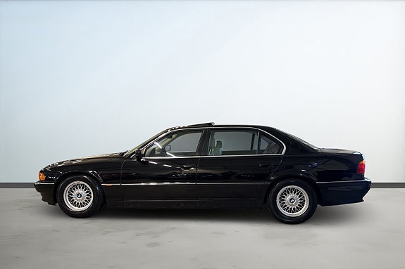 BMW 740iL 2 of 5