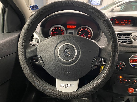 Renault Clio 18 of 22