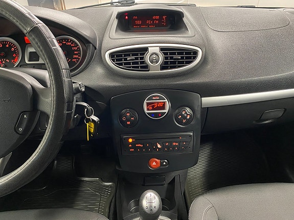 Renault Clio 17 of 22
