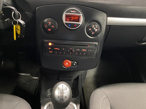 Renault Clio 19 of 22