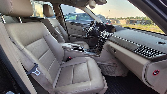 Mercedes-Benz E200 8 of 9