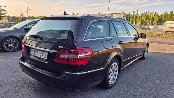 Mercedes-Benz E200 4 of 5