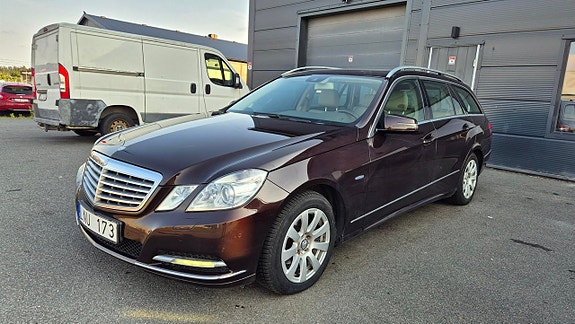 Mercedes-Benz E200 2 of 5