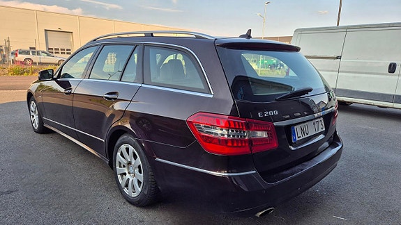 Mercedes-Benz E200 3 of 5