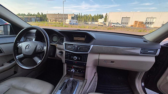 Mercedes-Benz E200 7 of 9