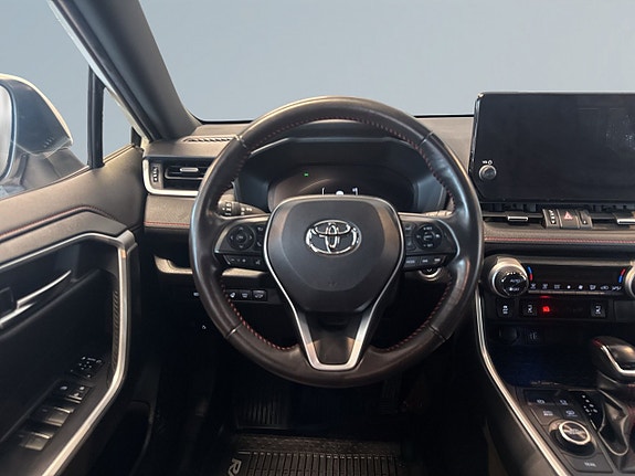 Toyota RAV4 9 of 18